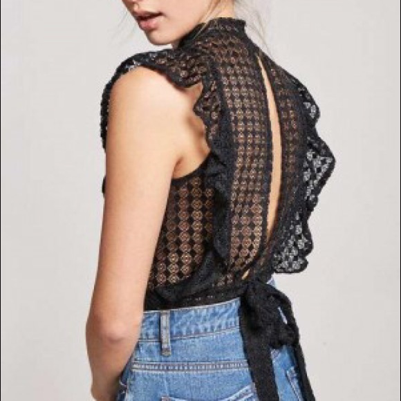 *SOLD* 3 for $30 Forever 21 Geo Crochet Crop Top - Picture 8 of 8